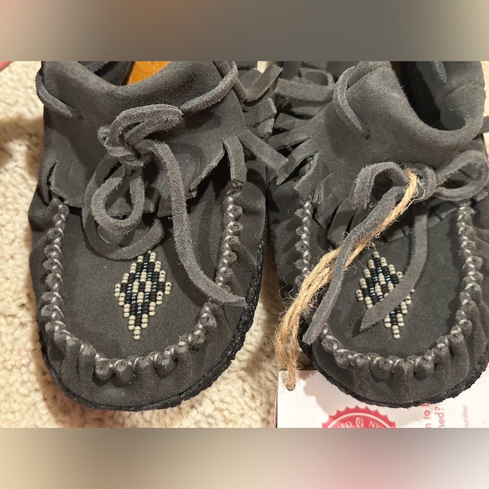 Manitoba Mukluks Trapper Moccasin in Charcoal. Canada. Size 6. Never worn.